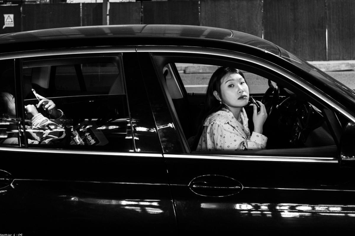 Atelier de menuiserie avec fenêtres PVC en fabrication